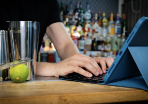 une personne qui tape sur une tablette apple pour suivre une formation 100% en ligne