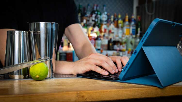 FORMAITON MIXOLOGIE DE BARMAN EN LIGNE AVEC TABLETTE