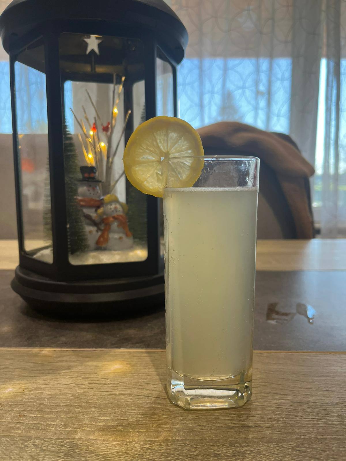 Vincent a réaliser un gin fizz lors de sa formation en ligne de mixologie à distance, qu'il a mis en valeur avec une belle photo Devenir Barman à distance