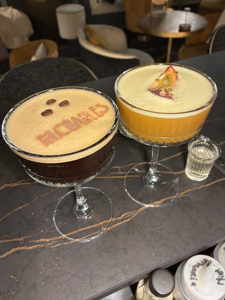 La réalisation de 2 cocktails réalisés lors d'une formation à distance, que la personne à réaliser dans un bar haut de gamme