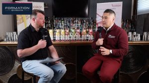 Fred Edel interviewe Dan, des Vergers Boiron, devant la gamme de purées de fruits ambiantes, au bar du centre de formation de Drulingen