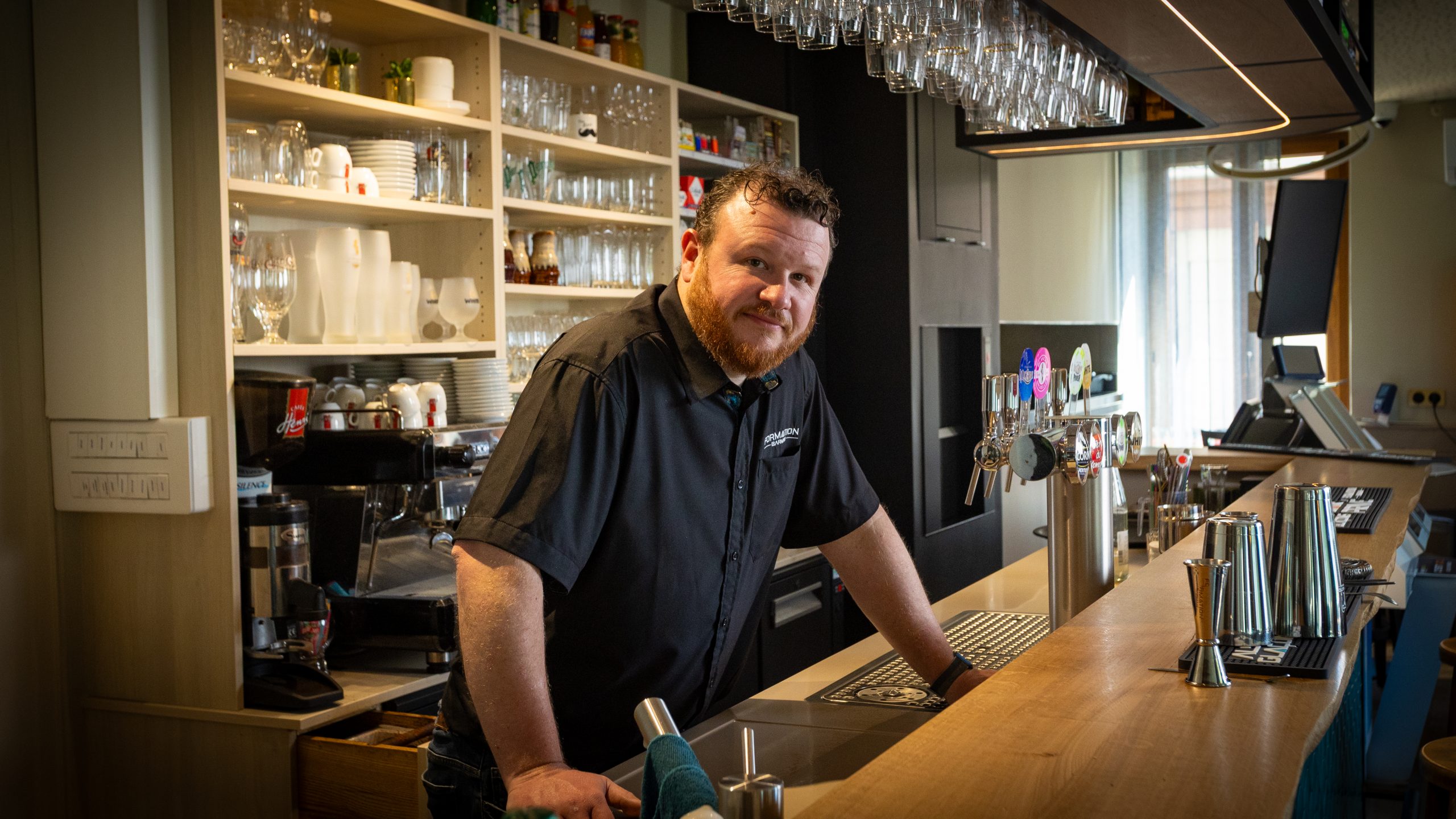 fred mixologue avec 15 ans d'expérience, formateur chez Formation Barman, à réaliser des vidéos explicatives des gestes techniques de barman, pour pouvoir réaliser la formation à distance