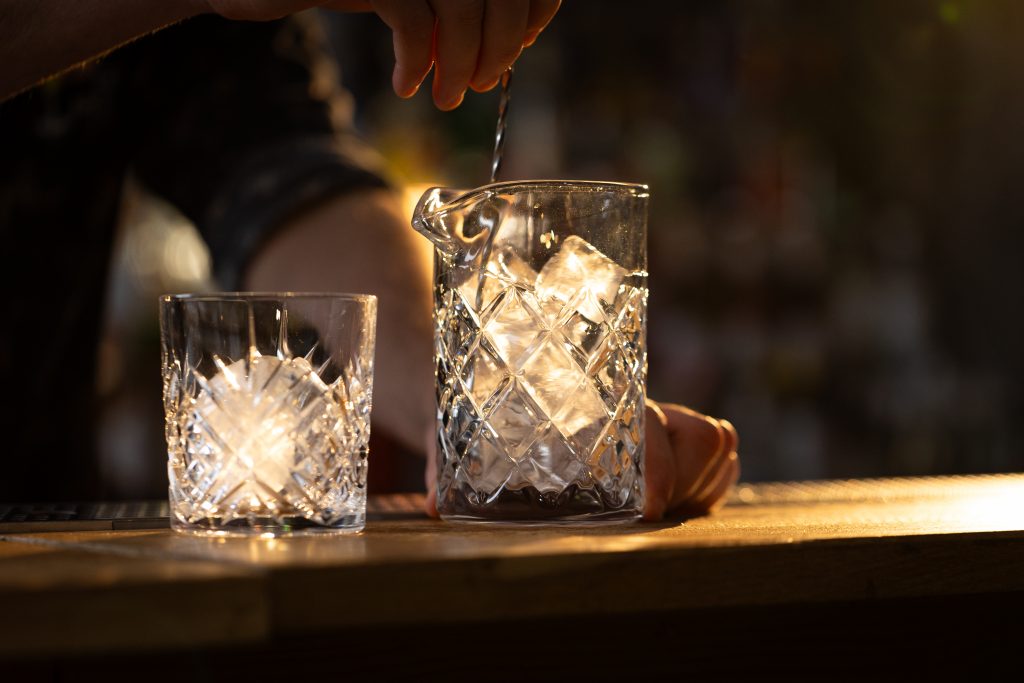 Formation mixologie en ligne, pour devenir un barman capable de réaliser ses propres recettes de cocktails