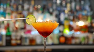 Cocktail avec du jus de fruit passion et jus de maracuja 