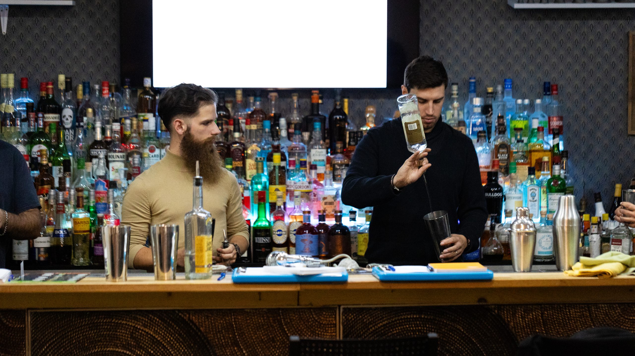 Projet mixologie 2 homme qui shake avec une verse libre