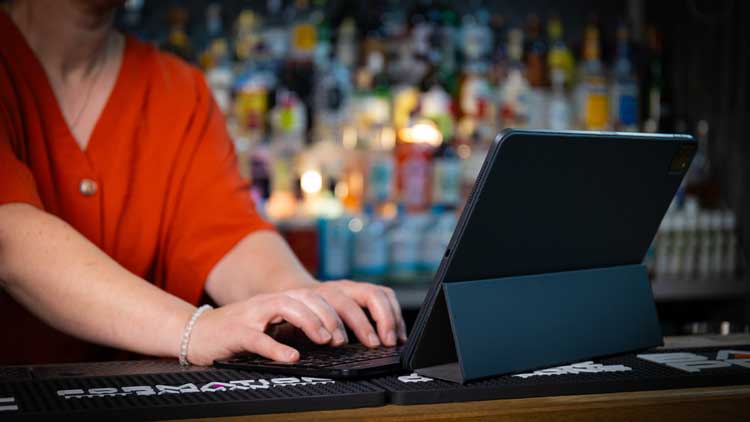 BRAS DE FEMME EN RECONVERSION QUI VAS APPRENDRE LE MÉTIER DE BARMAN