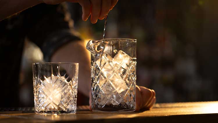 VERRE À MÉLANGE POUR BARMAN AVEC DES GLACONS