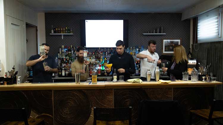 6 barman en apprentissage dans un bar d'application