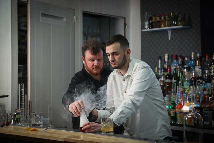 2 barmans un formateur en bar et son eleves
