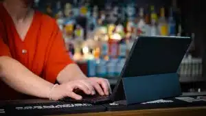 Marie corrigeant un exercice filmé de stagiaire en formation barman