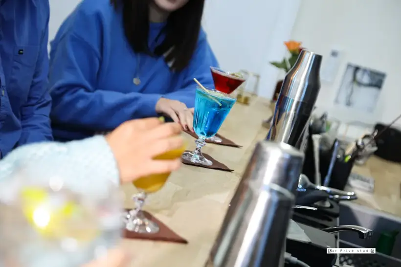 Stagiaire en pratique derrière le bar pendant une formation barman