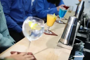 Service au bar pendant une session de formation barman en présentiel