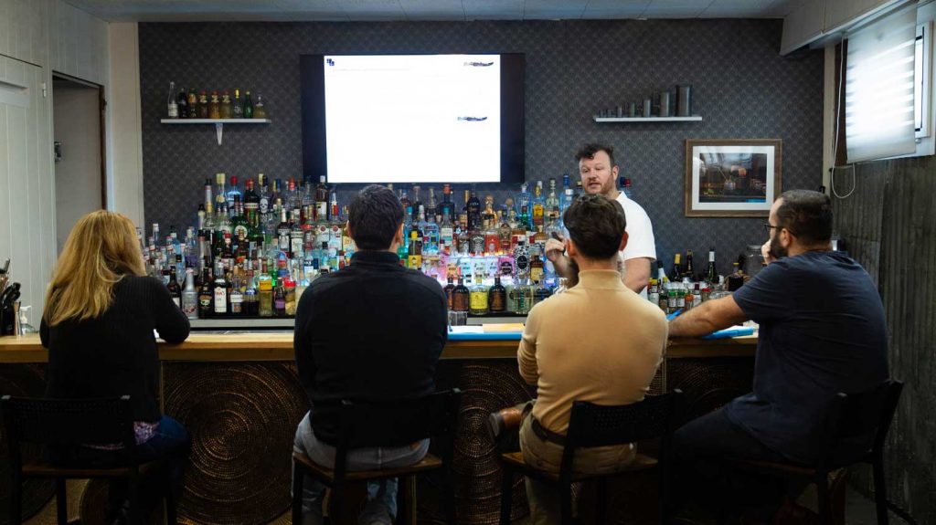 Formation au métier de barman en présentiel, pour apprendre la réalisation de cocktails