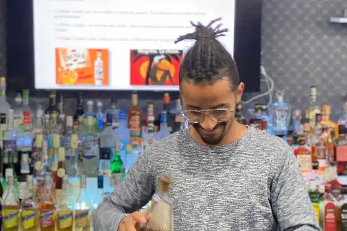 Stagiaire en formation barman au bar d’application de Drulingen — session du 8 au 12 février 2027