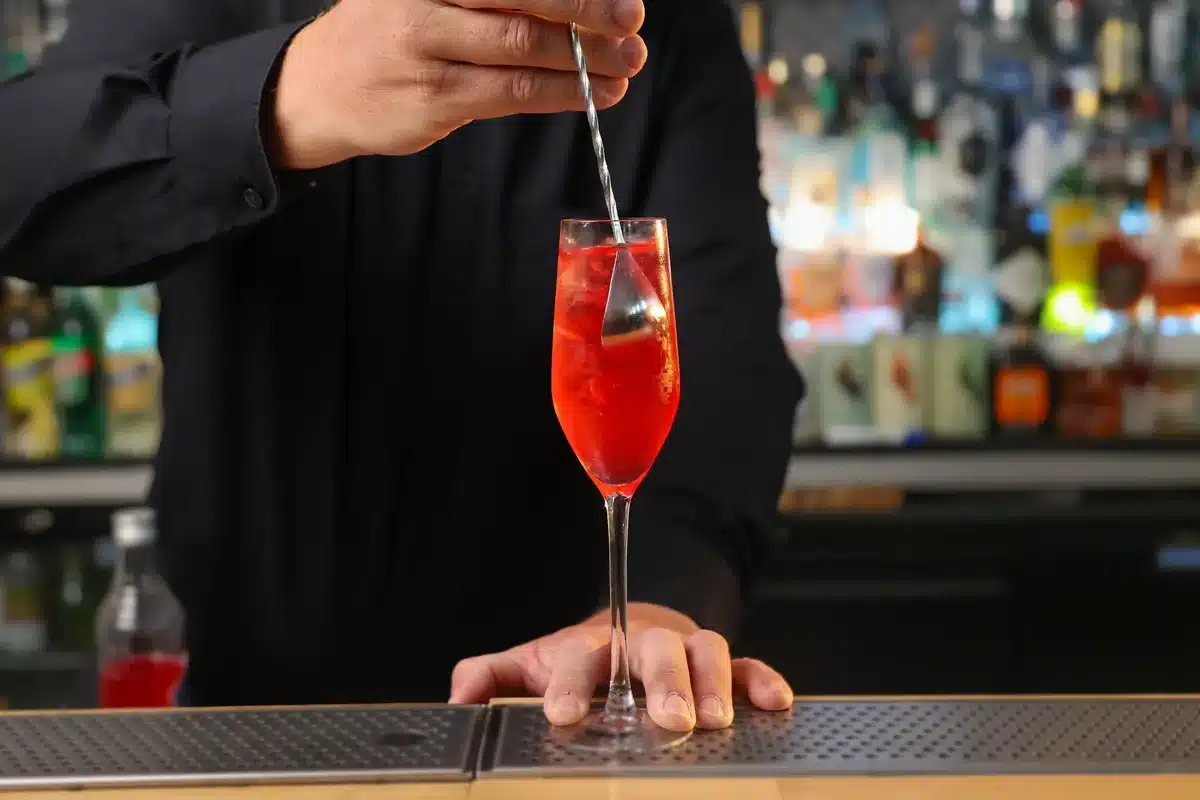 Barman réalisant un cocktail en formation à Paris (Bagneux) — session du 22 au 24 mars 2027
